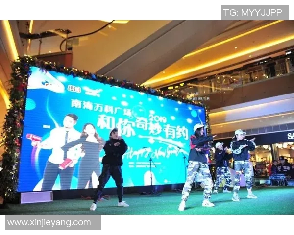 街头假扮足球明星热舞引围观，展现青春活力与运动魅力的奇妙瞬间